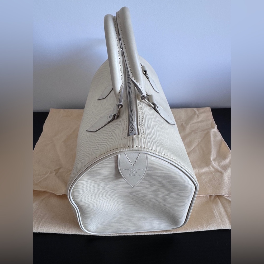 Authentic Louis Vuitton Speedy 25 White Epi Leather - Picture 4 of 16